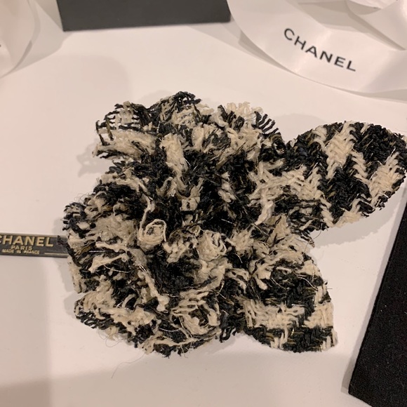 CHANEL 🖤 Tweed Raffia Black Cream Houndstooth Camellia Flower Pin Brooch Lapel - Picture 4 of 7